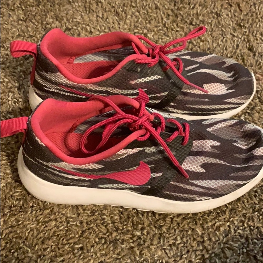 Black and Pink nike roches